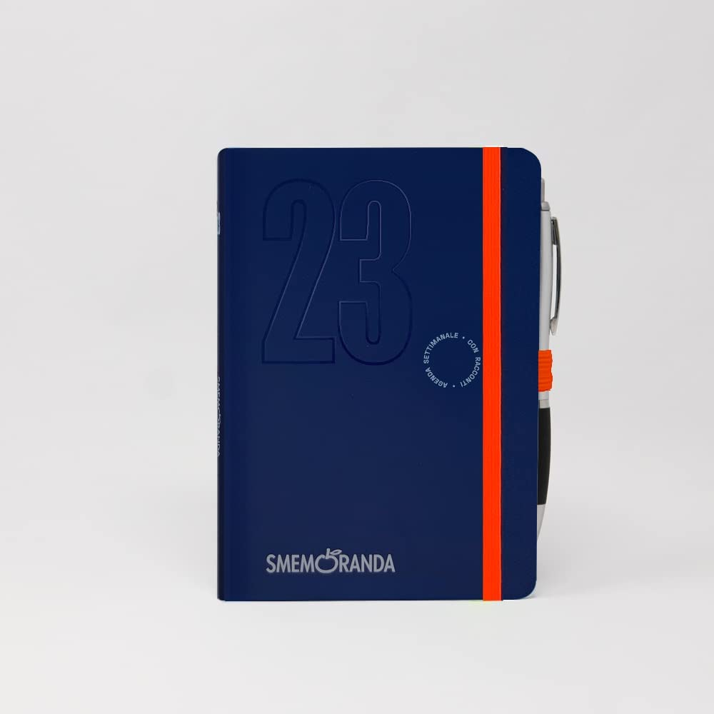 Smemoranda – AGENDA Settimanale 12 Mesi, Gennaio – Dicembre 2023 – Copertina Morbida, Fogli a Quadretti – Formato Medio 11,2×16,4 cm – Penna Inclusa – Colore Blu
